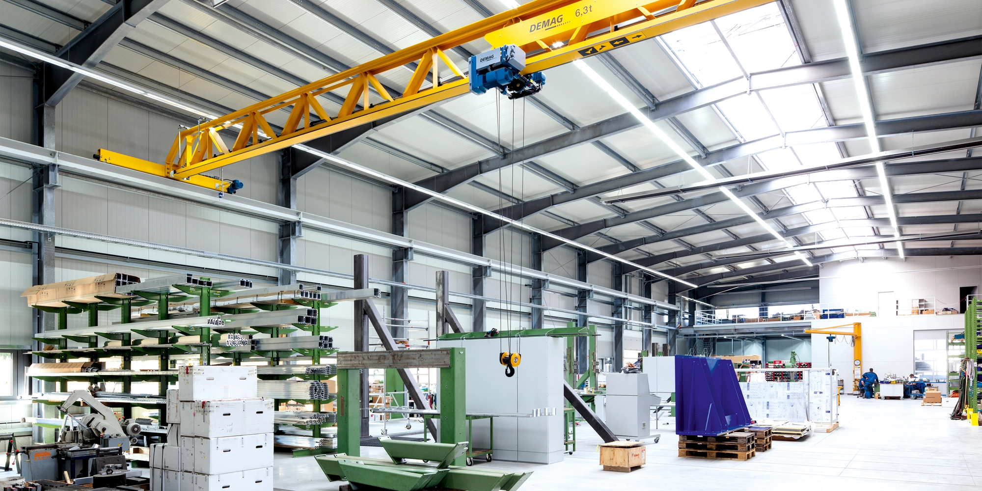  Production hall with bridge crane
