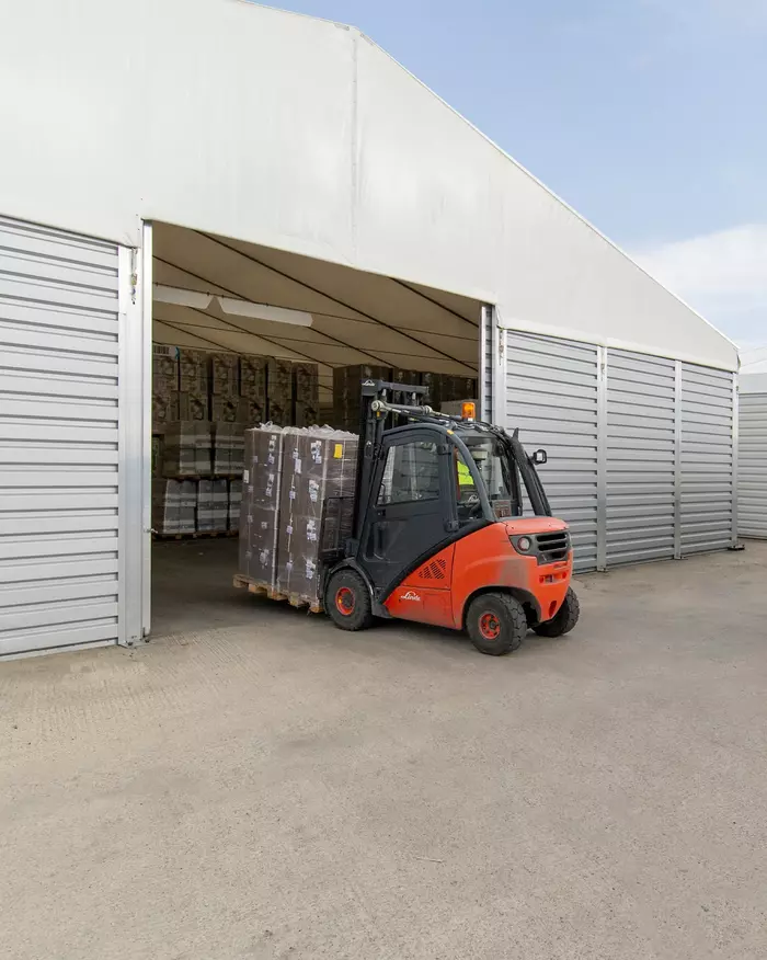 Temporary building with trapezoidal sheet metal and tarpaulin
