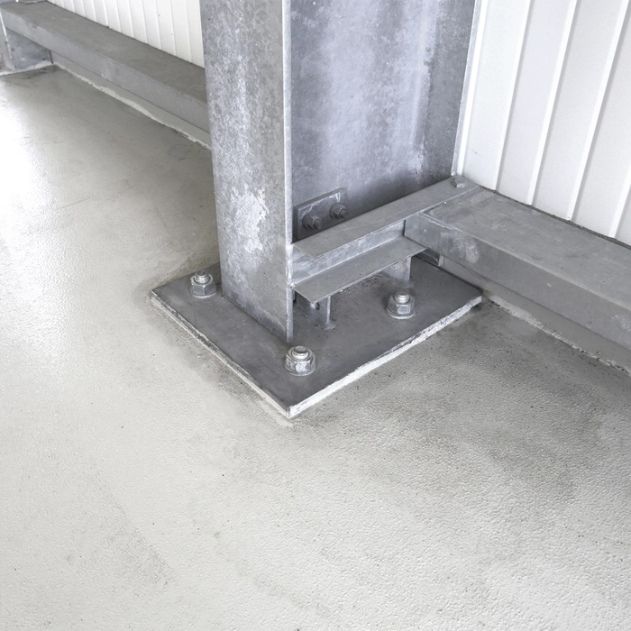 Dowel anchoring of a steel hall
